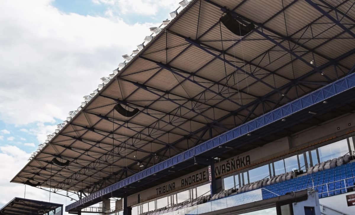 Bose Professional: kaskadérský kousek na Letné, horolezci a „jeden zesilovač na reproduktor“…