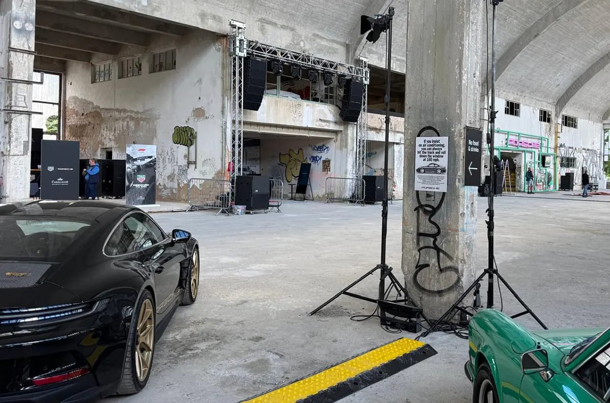 WERK 911 v Pragovka Art Districtu: Výstava 40 ikonických Porsche 911 doplněná o špičkové ozvučení od BaSys Pro Audio s technikou Bose Professional